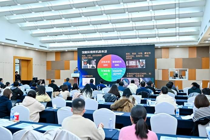 人们在看台上的人在餐厅里 AI 生成的内容可能不正确。